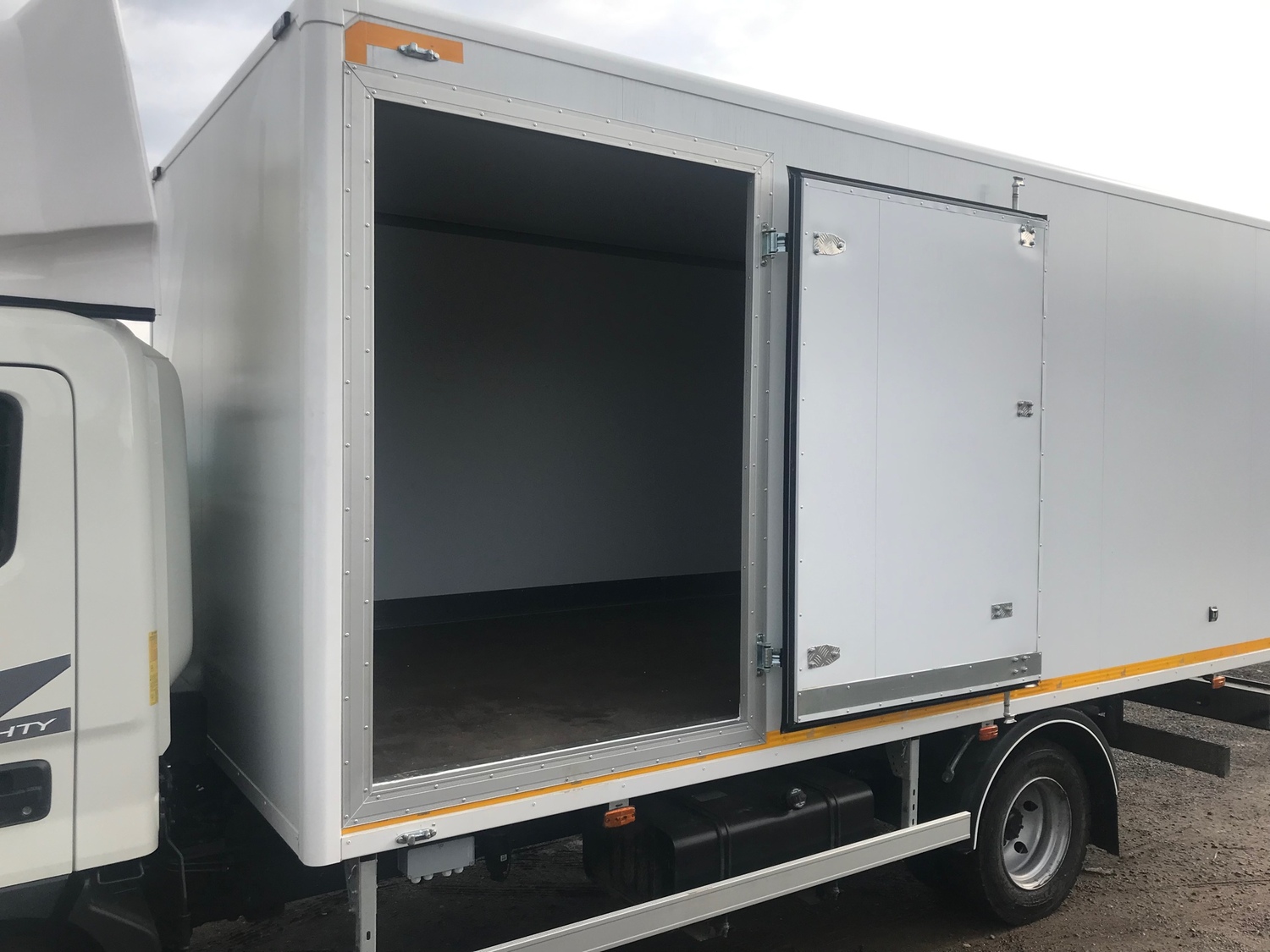 Монтаж боковой двери в фургон Установка боковой двери в фургон